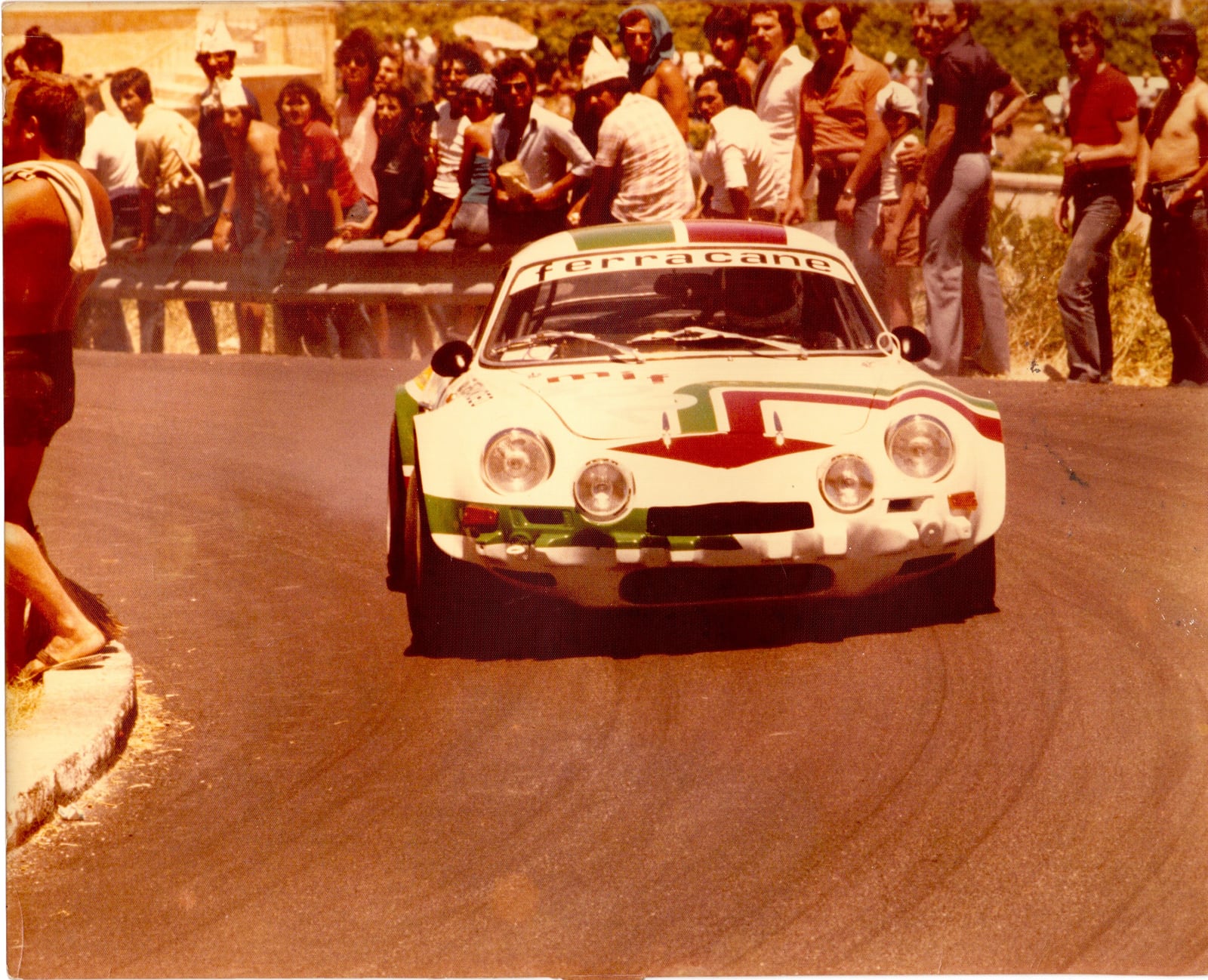 Dall'archivio — Alpine A110 tra il pubblico, a bordo strada.
